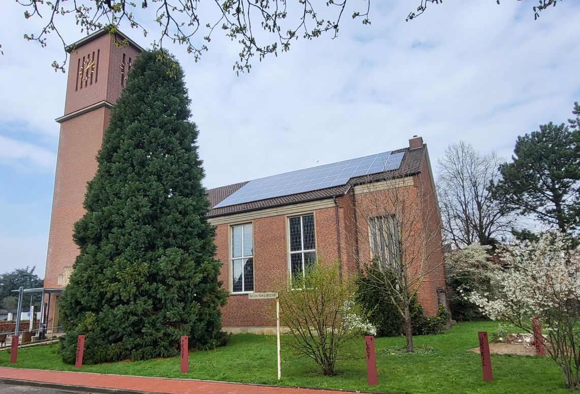 7 Stelen leiten durchs Dunkel zum Licht
