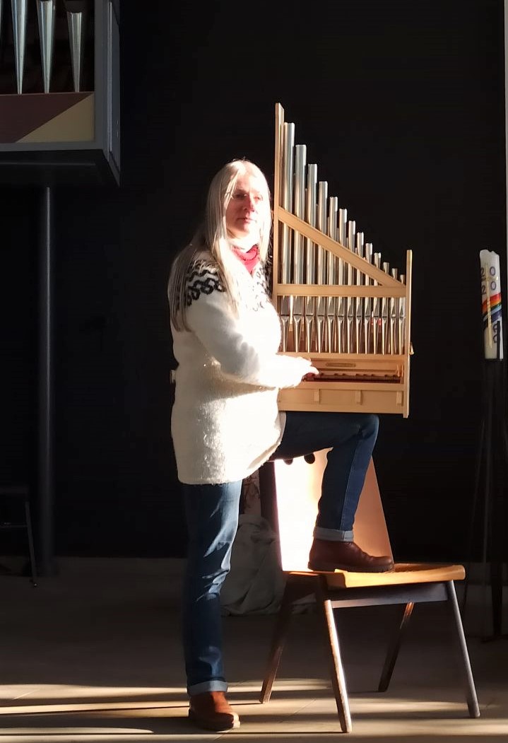 Claudia Wortmann erklärt die Orgelpfeifen