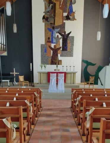 Das Brautpaar und seine Helferinnen können die Dekoration selbst gestalten