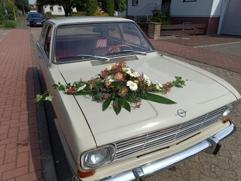 Das Brautauto hält direkt vor der Kirchentür