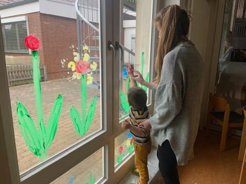 Blütenköpfe entstehen aus den kleinen und größeren Händen der Kinder