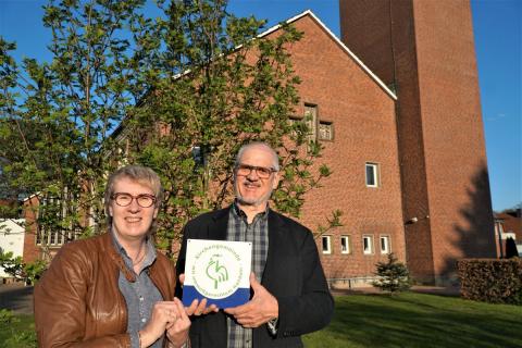 Jutta und Hans-Jörg Rohrbach mit der Umweltplakette für die Kirchengemeinde Bokeloh
